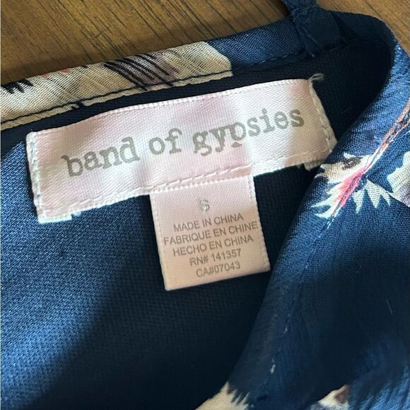 Band of Gypsies Navy Floral V Neck Romper Size Small Boho - Picture 8 of 9